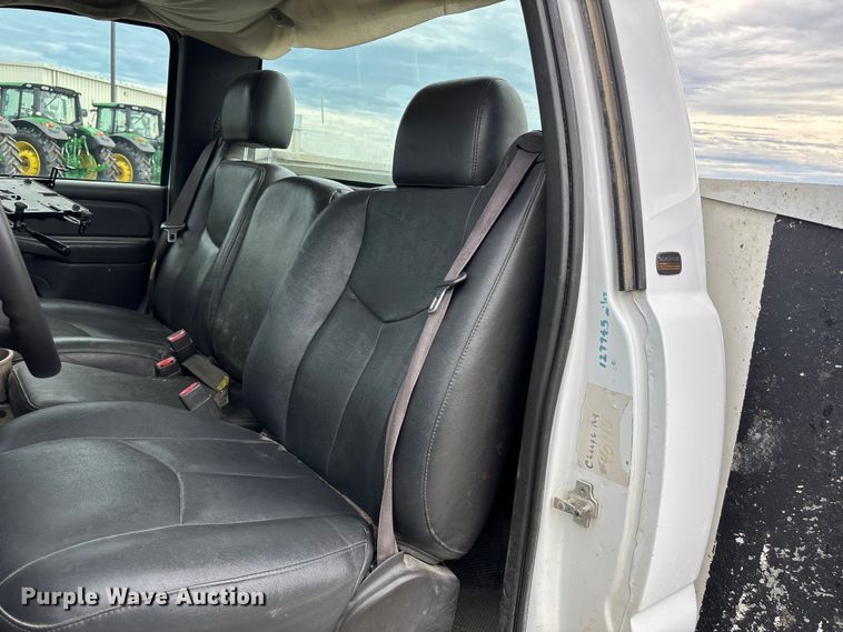 image for item NM9941 2005 Chevrolet Silverado 3500 utility bed pickup truck