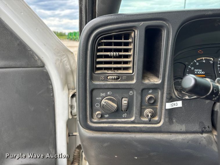 image for item NM9941 2005 Chevrolet Silverado 3500 utility bed pickup truck