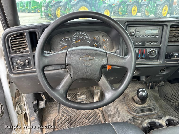 image for item NM9941 2005 Chevrolet Silverado 3500 utility bed pickup truck