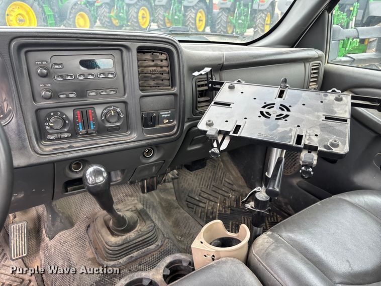 image for item NM9941 2005 Chevrolet Silverado 3500 utility bed pickup truck