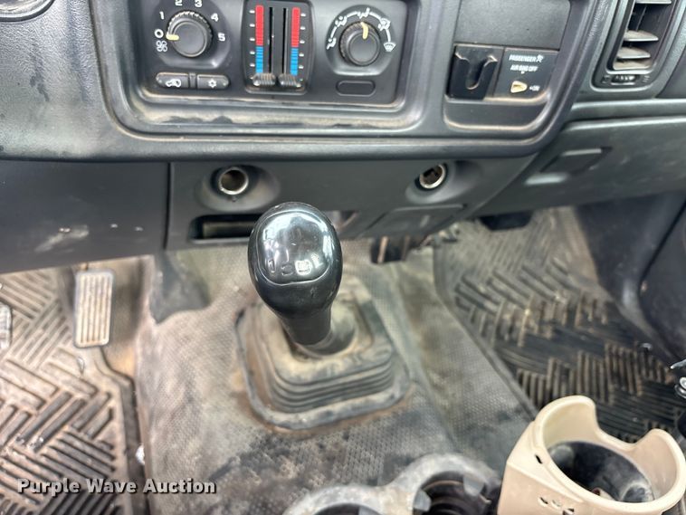 image for item NM9941 2005 Chevrolet Silverado 3500 utility bed pickup truck