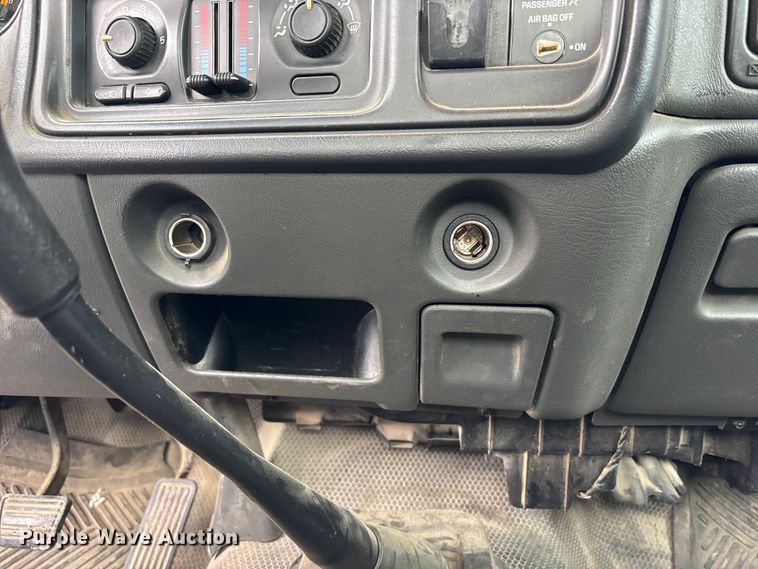 image for item NM9941 2005 Chevrolet Silverado 3500 utility bed pickup truck