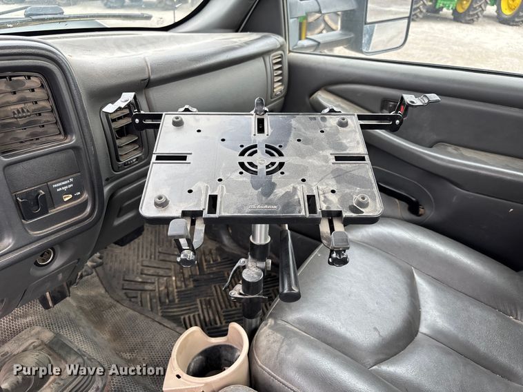 image for item NM9941 2005 Chevrolet Silverado 3500 utility bed pickup truck