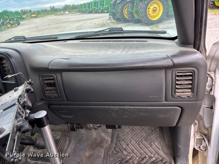 image for item NM9941 2005 Chevrolet Silverado 3500 utility bed pickup truck