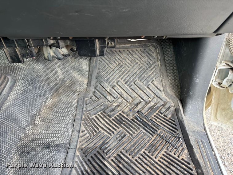 image for item NM9941 2005 Chevrolet Silverado 3500 utility bed pickup truck