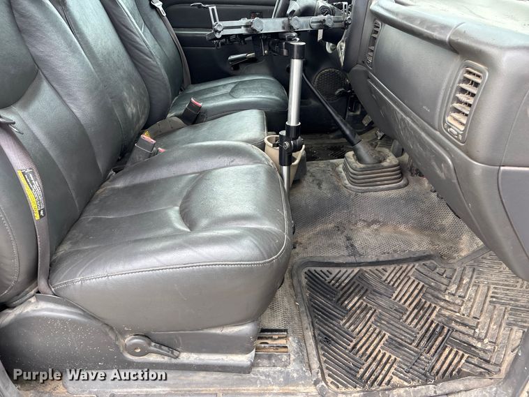 image for item NM9941 2005 Chevrolet Silverado 3500 utility bed pickup truck