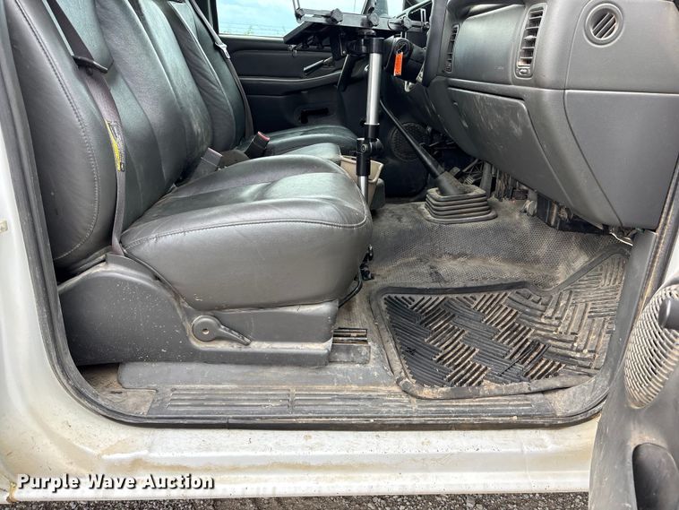 image for item NM9941 2005 Chevrolet Silverado 3500 utility bed pickup truck
