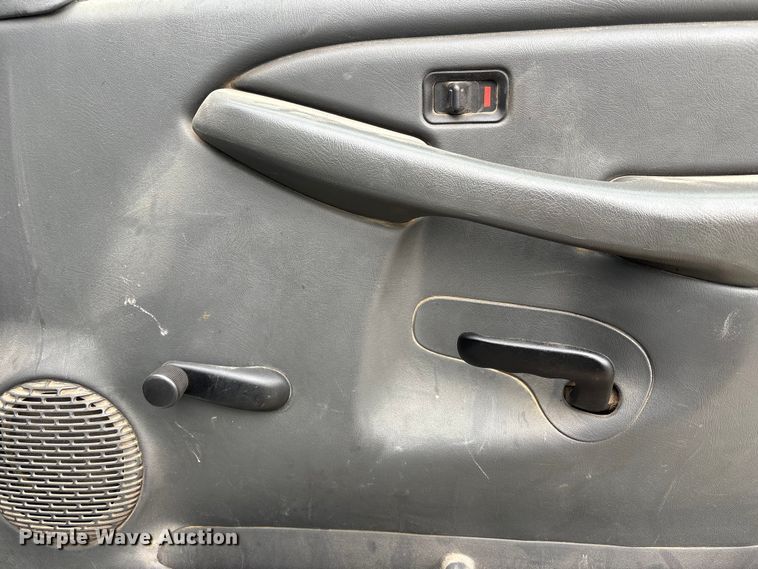image for item NM9941 2005 Chevrolet Silverado 3500 utility bed pickup truck
