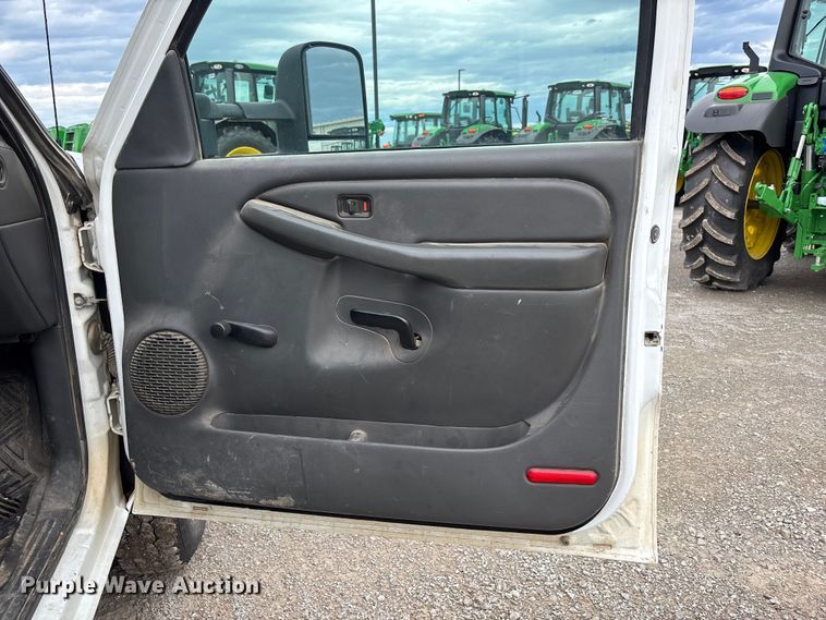 image for item NM9941 2005 Chevrolet Silverado 3500 utility bed pickup truck