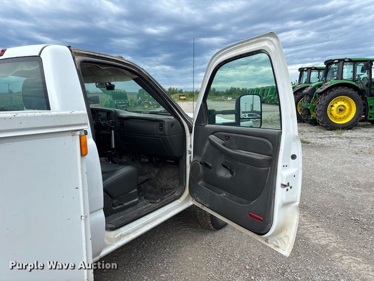 image for item NM9941 2005 Chevrolet Silverado 3500 utility bed pickup truck