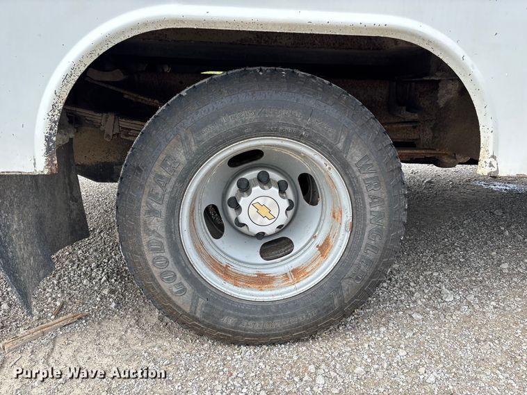 image for item NM9941 2005 Chevrolet Silverado 3500 utility bed pickup truck