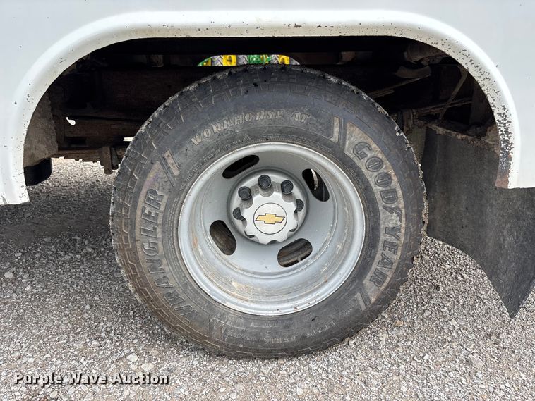 image for item NM9941 2005 Chevrolet Silverado 3500 utility bed pickup truck