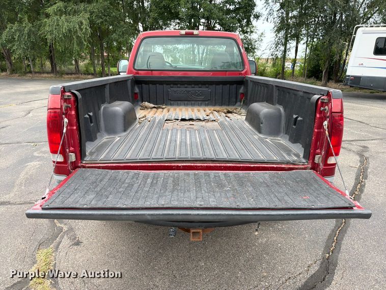image for item OJ9951 2003 Ford F250 Super Duty XLT pickup truck