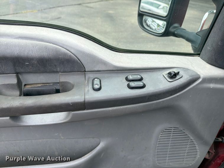 image for item OJ9951 2003 Ford F250 Super Duty XLT pickup truck