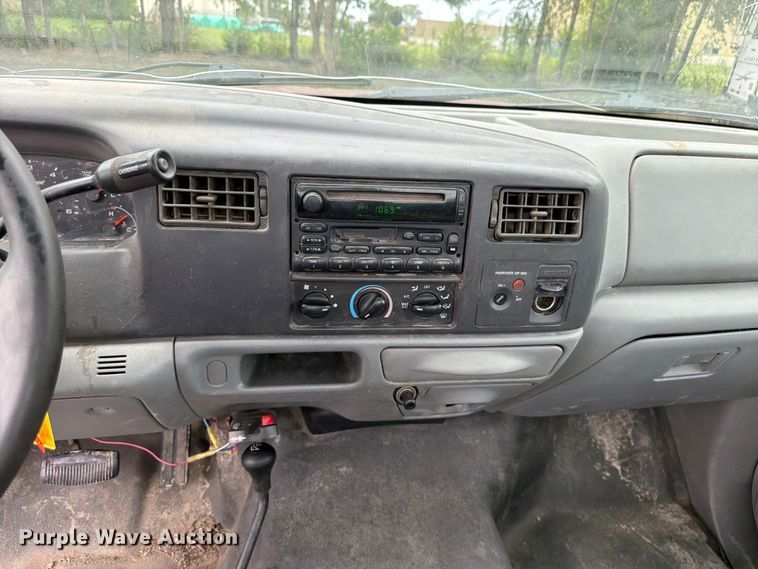 image for item OJ9951 2003 Ford F250 Super Duty XLT pickup truck
