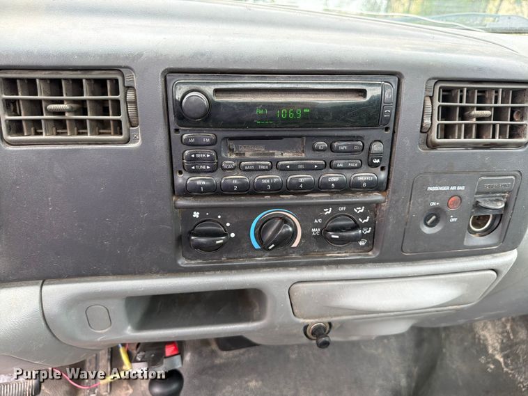 image for item OJ9951 2003 Ford F250 Super Duty XLT pickup truck