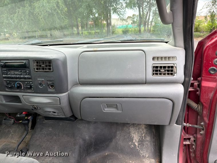 image for item OJ9951 2003 Ford F250 Super Duty XLT pickup truck