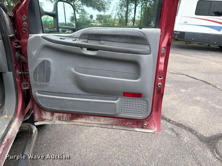 image for item OJ9951 2003 Ford F250 Super Duty XLT pickup truck