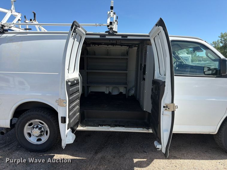 image for item YA3619 2021 Chevrolet Express 2500 van