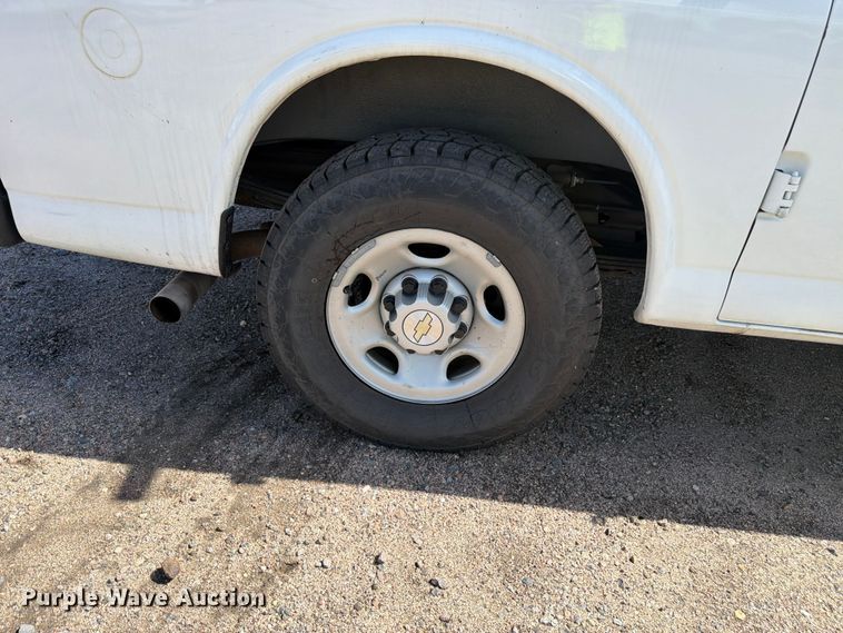 image for item YA3619 2021 Chevrolet Express 2500 van