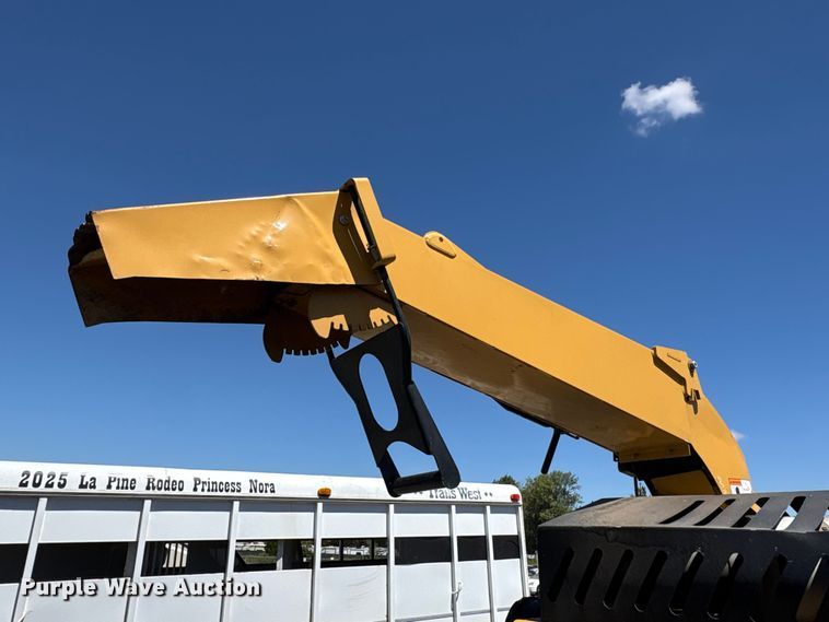 image for item YA4487 2020 Vermeer BC1800XL wood chipper