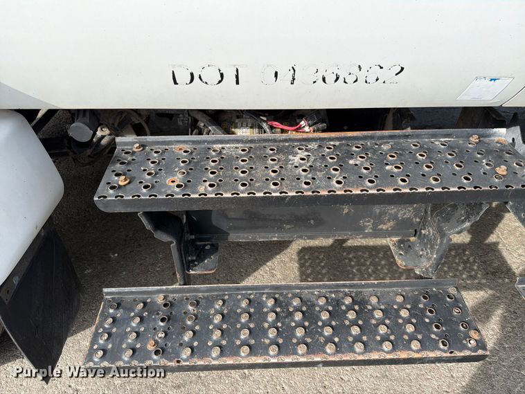 image for item DQ7838 2006 Ford F650 Super Duty Crew Cab flatbed truck