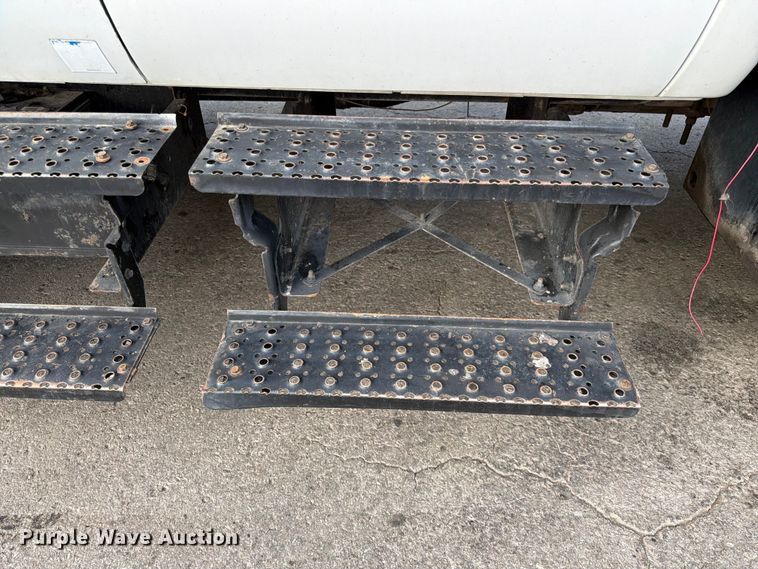 image for item DQ7838 2006 Ford F650 Super Duty Crew Cab flatbed truck