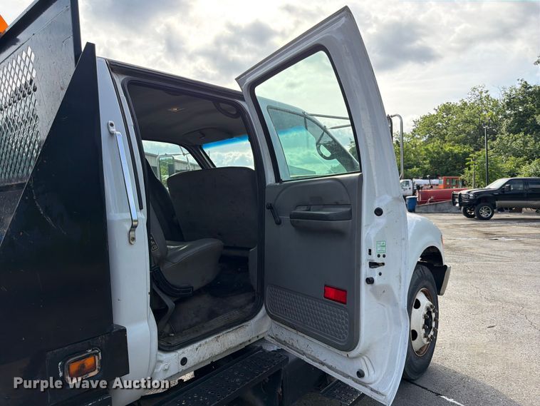 image for item DQ7838 2006 Ford F650 Super Duty Crew Cab flatbed truck