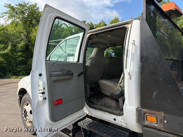 image for item DQ7838 2006 Ford F650 Super Duty Crew Cab flatbed truck
