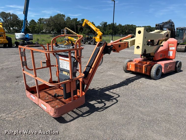 2013 JLG E400AJPN boom lift