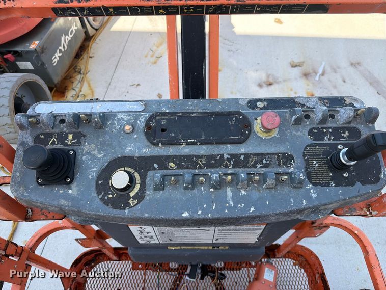 image for item DV7296 2013 JLG E400AJPN boom lift