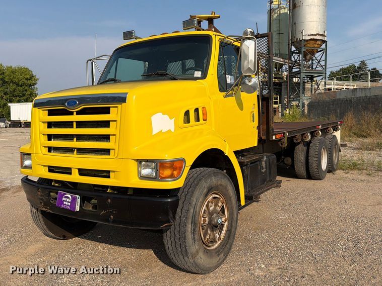 1997 Ford LT8501 flatbed truck