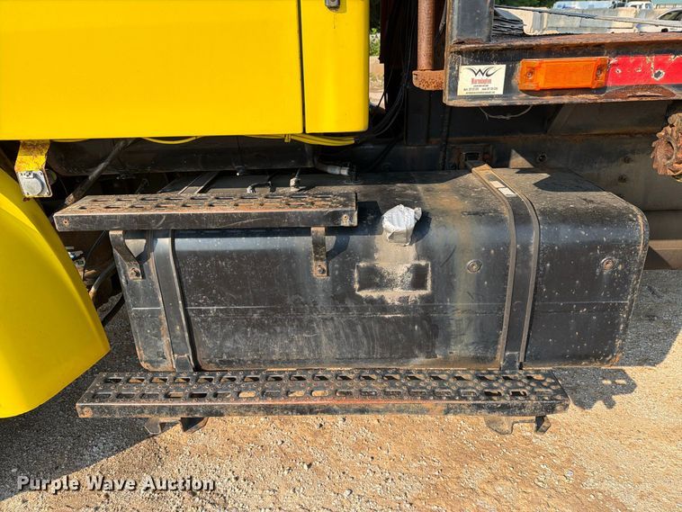 image for item DV8573 1997 Ford LT8501 flatbed truck