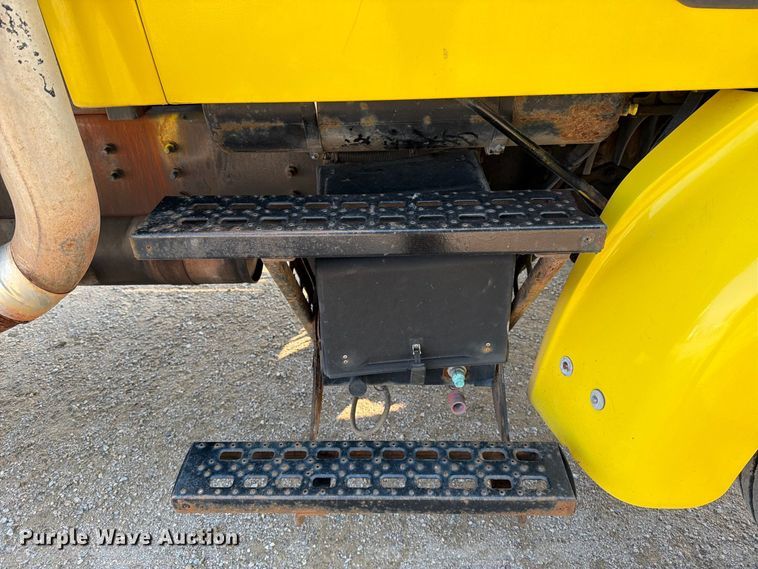 image for item DV8573 1997 Ford LT8501 flatbed truck