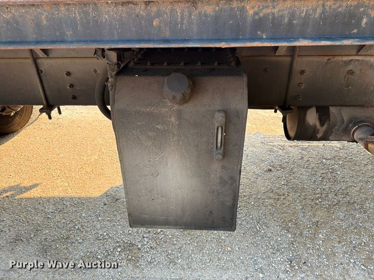 image for item DV8573 1997 Ford LT8501 flatbed truck