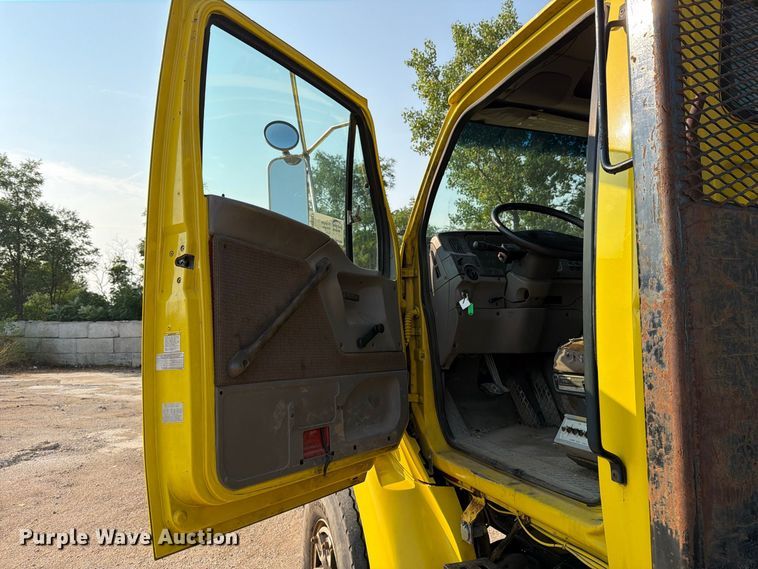 image for item DV8573 1997 Ford LT8501 flatbed truck