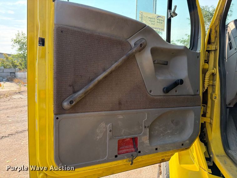 image for item DV8573 1997 Ford LT8501 flatbed truck