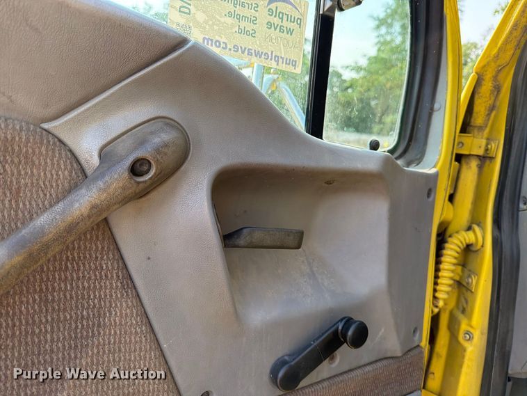 image for item DV8573 1997 Ford LT8501 flatbed truck