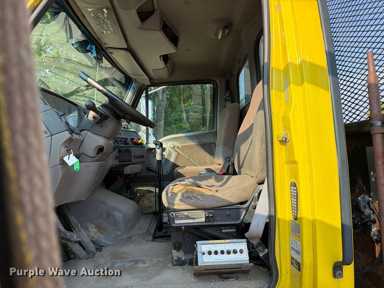 image for item DV8573 1997 Ford LT8501 flatbed truck
