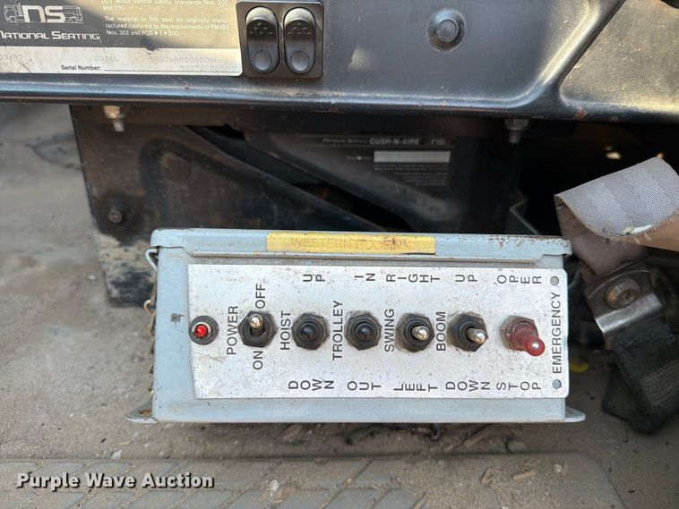 image for item DV8573 1997 Ford LT8501 flatbed truck