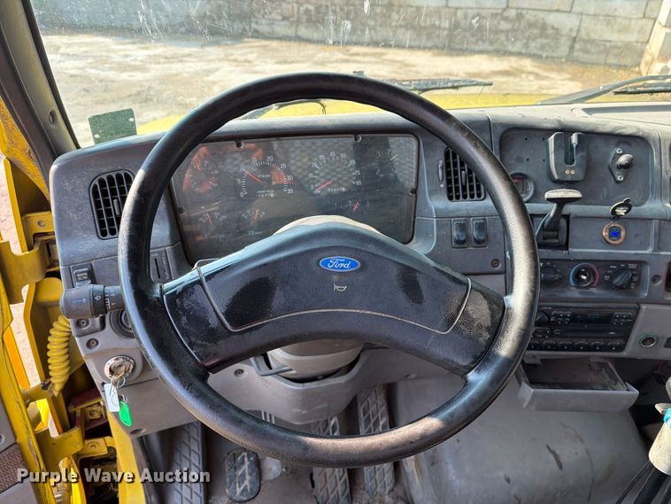 image for item DV8573 1997 Ford LT8501 flatbed truck