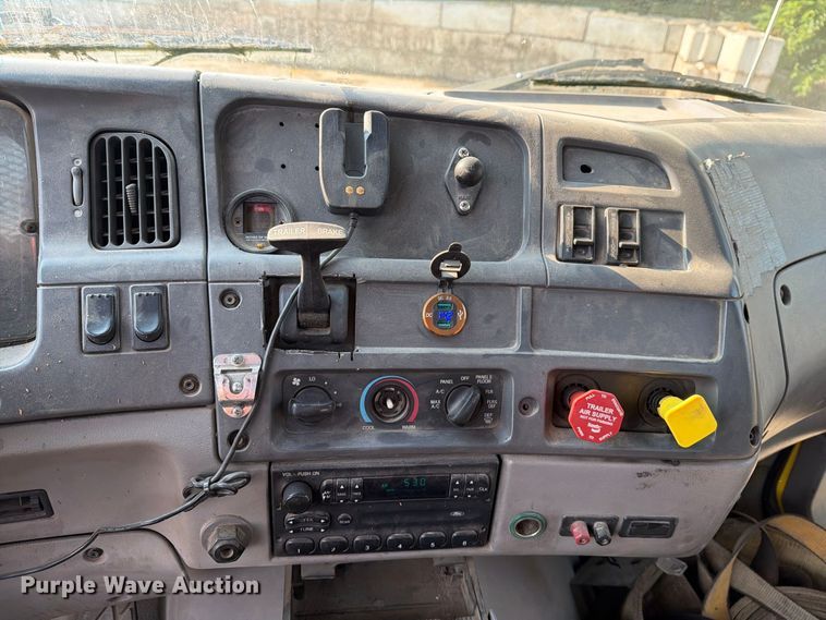 image for item DV8573 1997 Ford LT8501 flatbed truck