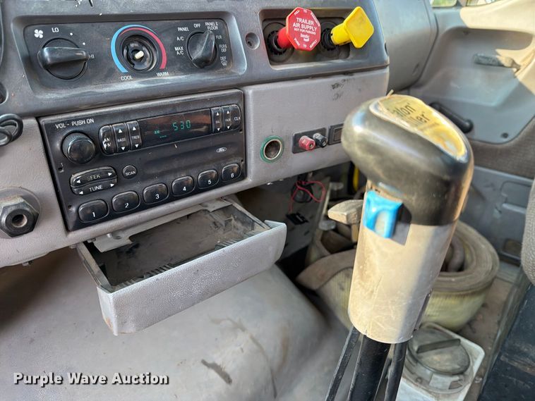 image for item DV8573 1997 Ford LT8501 flatbed truck