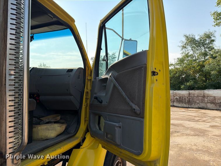 image for item DV8573 1997 Ford LT8501 flatbed truck