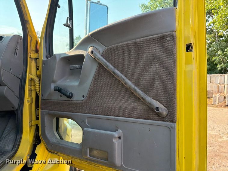 image for item DV8573 1997 Ford LT8501 flatbed truck