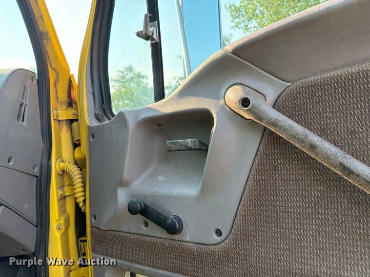 image for item DV8573 1997 Ford LT8501 flatbed truck