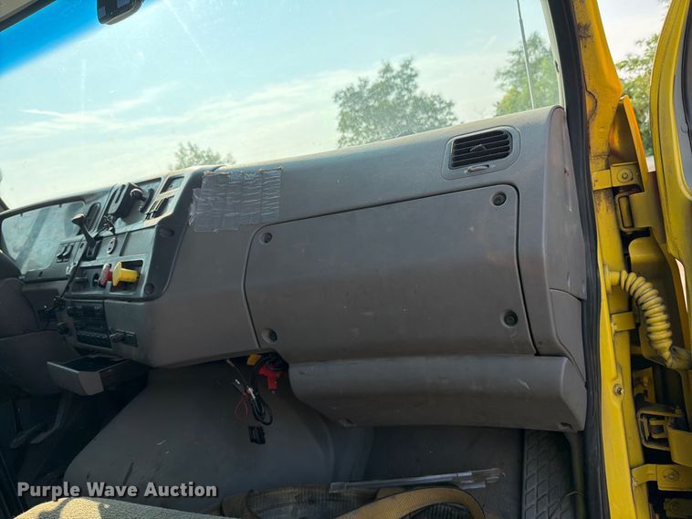 image for item DV8573 1997 Ford LT8501 flatbed truck