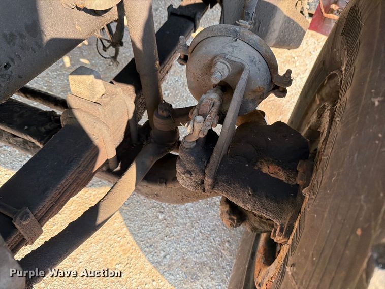 image for item DV8573 1997 Ford LT8501 flatbed truck