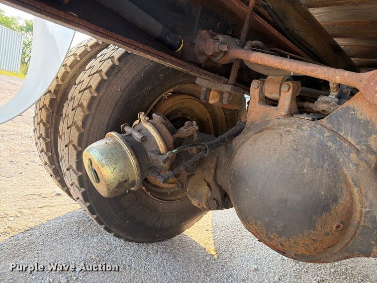 image for item DV8573 1997 Ford LT8501 flatbed truck