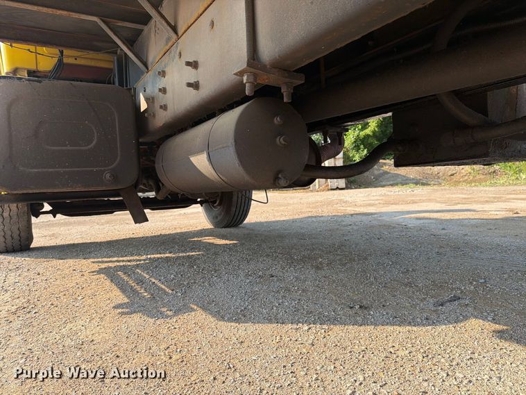image for item DV8573 1997 Ford LT8501 flatbed truck